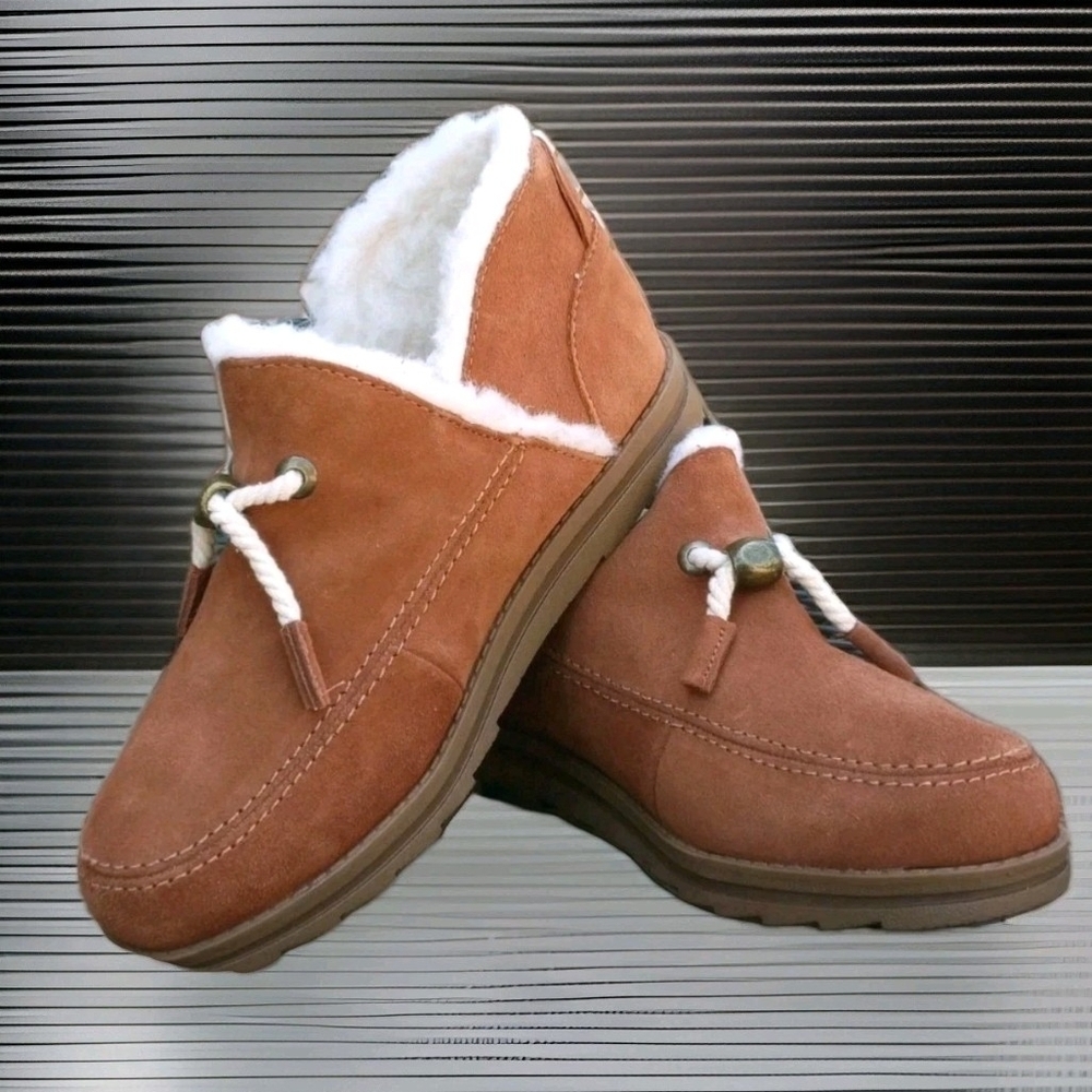 Muk Luks Tan Suede Women's Size 7 Boots with White Fleece